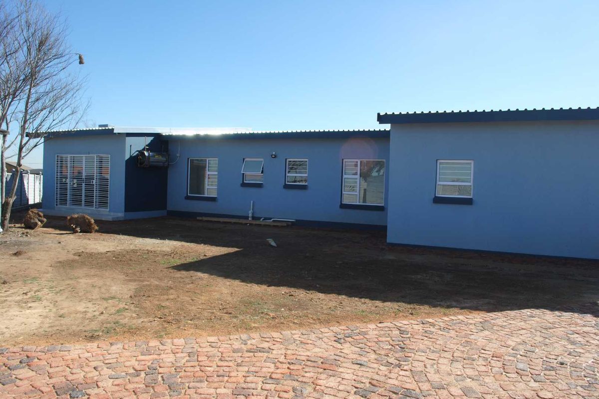 Newly Built this Lovely, Modern, Immaculate spacious Family home - Photo 3
