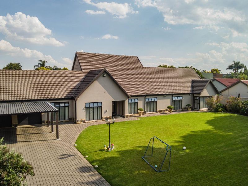 Entertain in Style: Luxurious 5-Bedroom Family Haven! - Photo 2