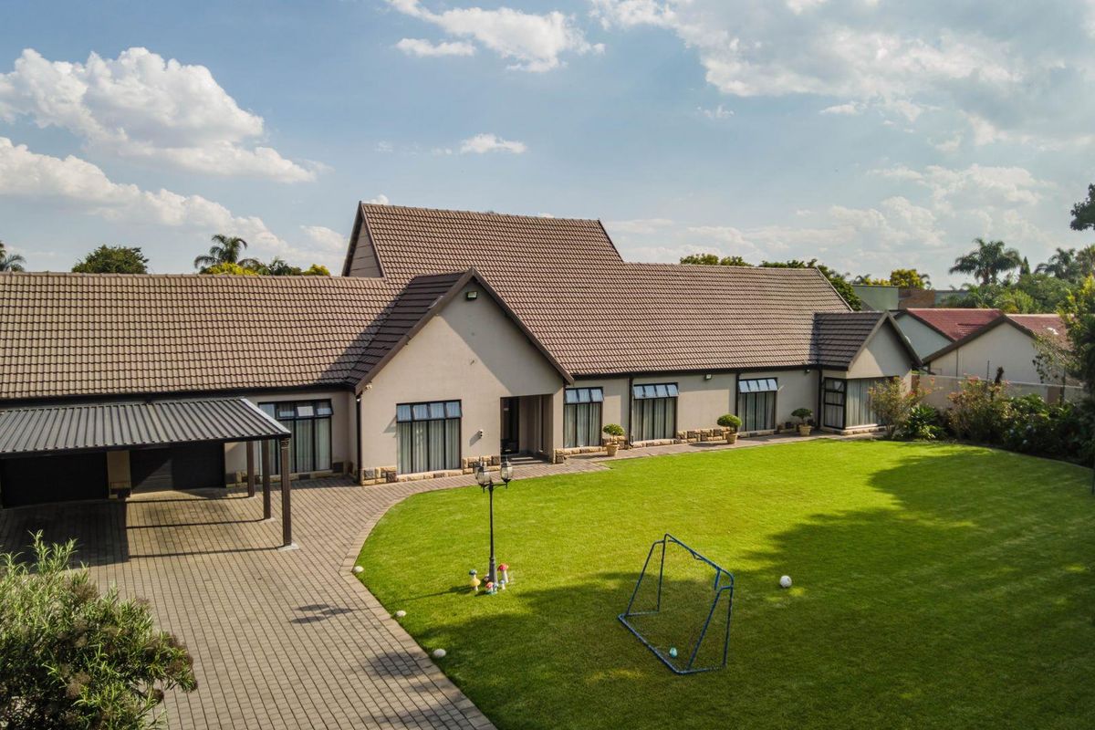 Entertain in Style: Luxurious 5-Bedroom Family Haven! - Photo 2