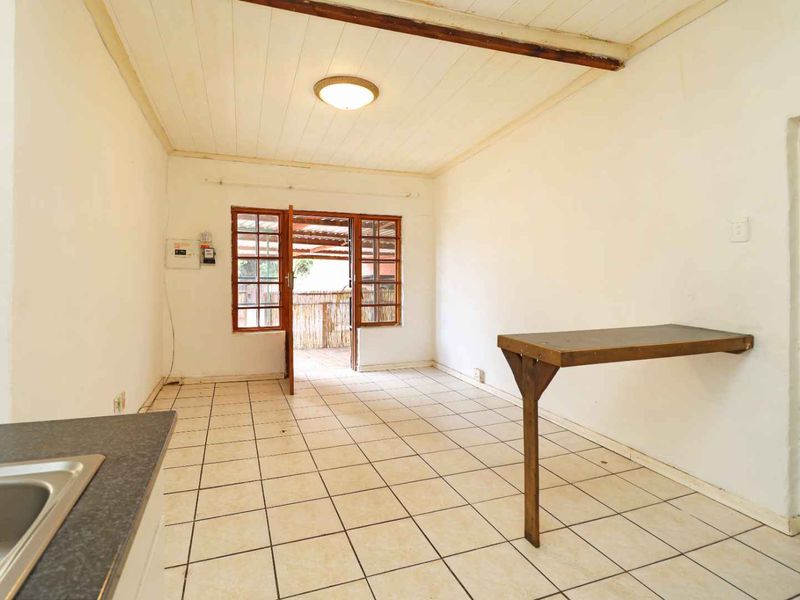 Cozy 2-Bed Garden Cottage with Covered Carport – Rent Now! - Photo 8
