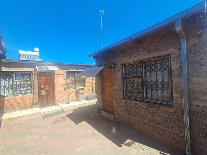 2 Bedroom House With 7 Outside Rooms In Esselen Park - Photo 4