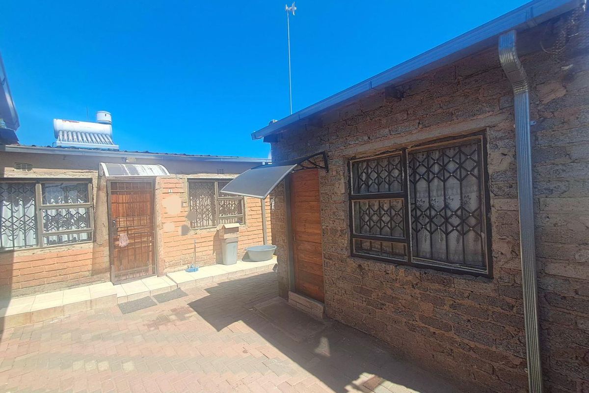 2 Bedroom House With 7 Outside Rooms In Esselen Park - Photo 4