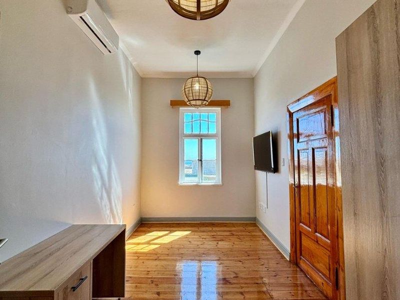 🏡 Modernized 5-Bedroom Home with Flat & Tandem Garage – Lüderitz - Photo 9