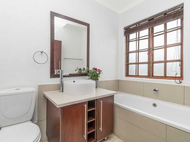 UNDER OFFER  Home in  quiet heart of Lonehill - Photo 10