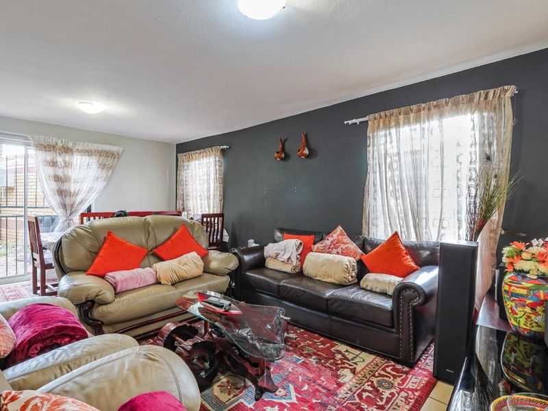 Contemporary 2-Bedroom Duplex in Sought-After Security Complex - Photo 4