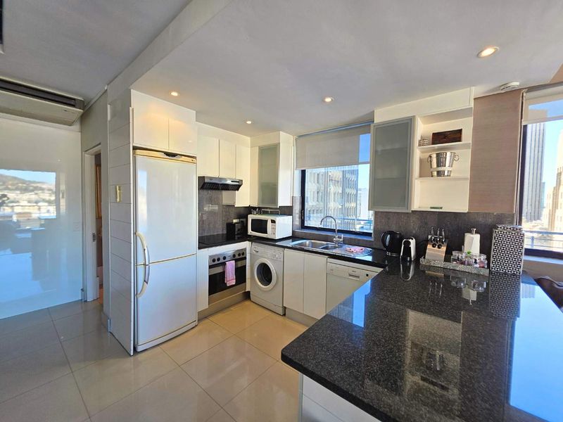 Double-Storey Corner Penthouse with Iconic Table Mountain Views - Photo 4