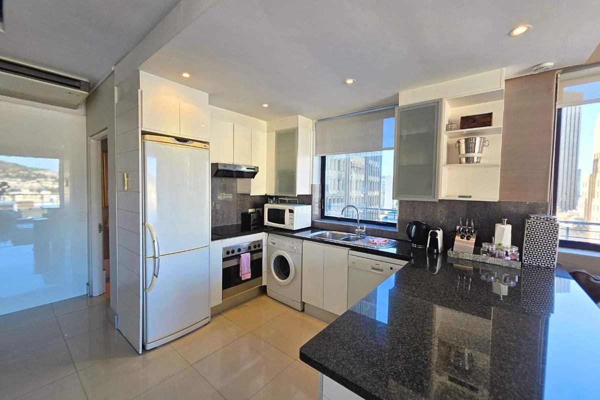 Double-Storey Corner Penthouse with Iconic Table Mountain Views - Photo 4