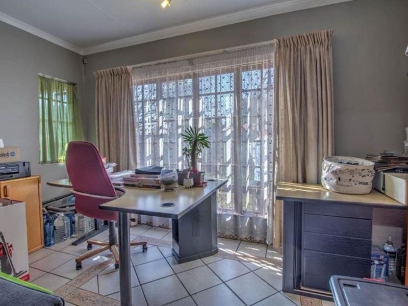 Large family home for sale in kempton park - Photo 10