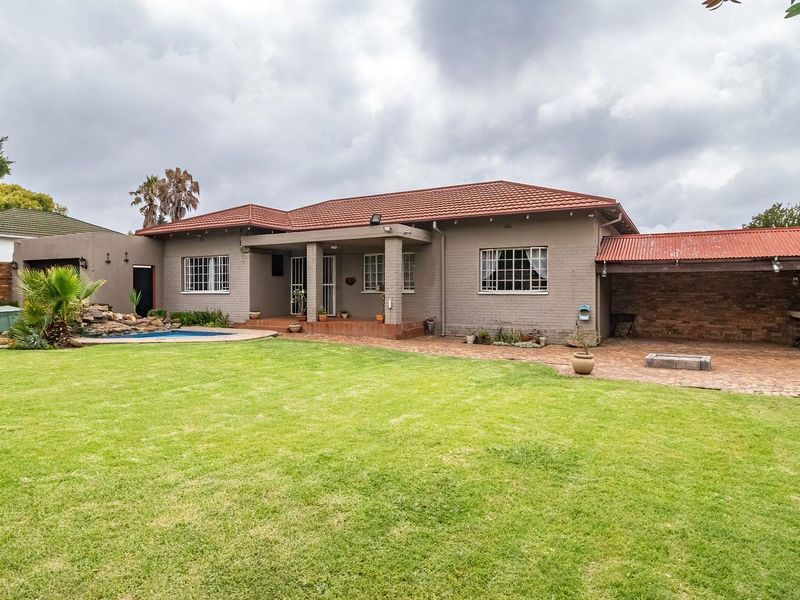 Charming Home: Classic Elegance Meets Modern Comfort! - Photo 2