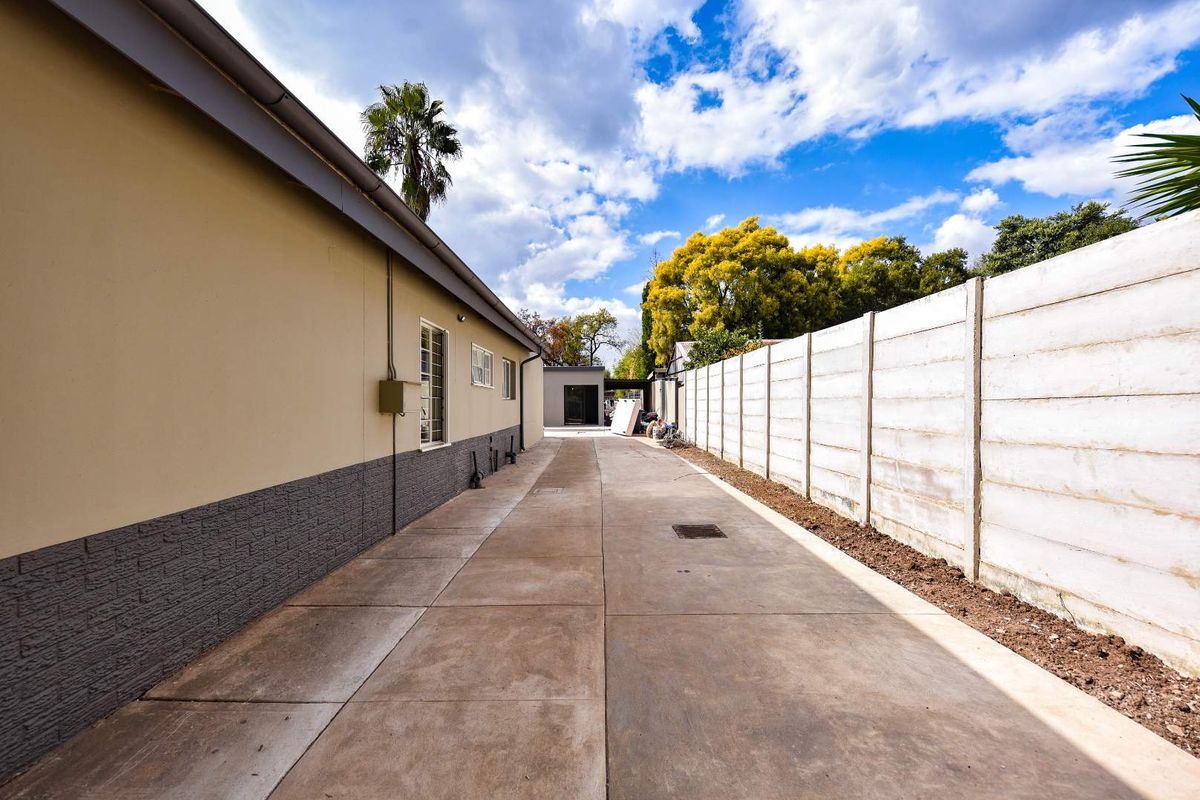 Newly renovated three bedroom home with a flatlet - Villieria - Photo 3
