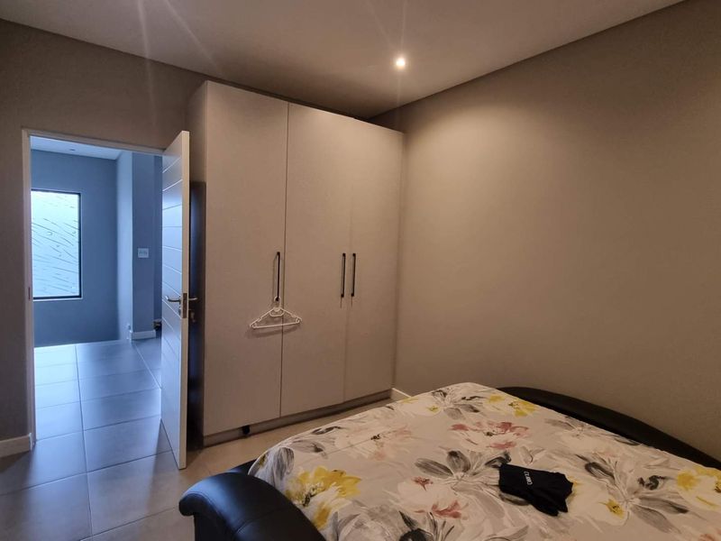 Modern 3-Bedroom Home with Outdoor Jacuzzi in a Prestigious Olivedale Estate - Photo 9