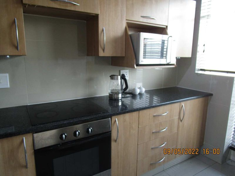 STUPENDOUS  1 BED APARTMENT IN QUIET COMPLEX IN BRAMLEY PARK - Photo 10