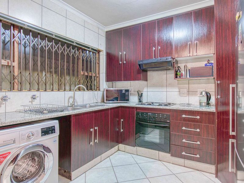 Lovely ground floor pet-friendly unit in secure complex - Photo 8