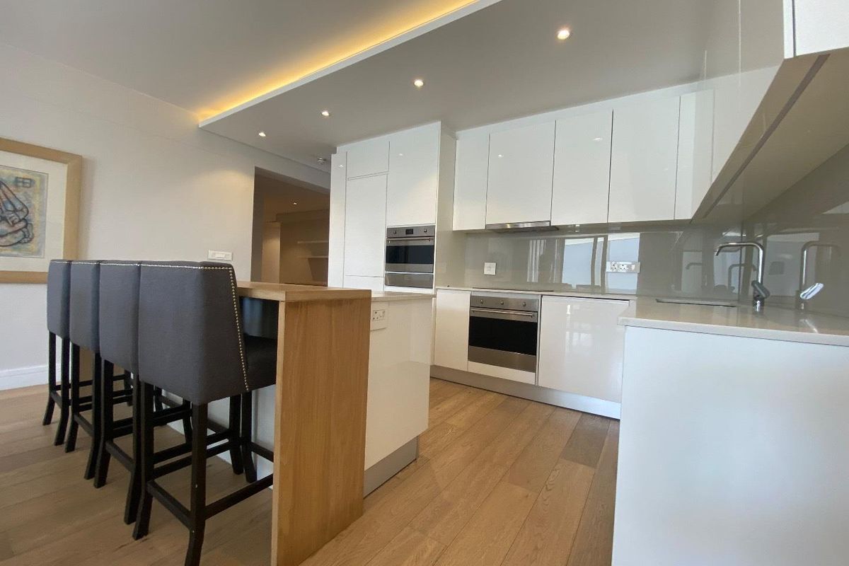 Airbnb Friendly, Two Bedroom Apartment: Prime Location, Modern Design - Photo 2