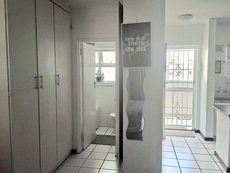 AIRBNB unrenovated 3rd floor bachelor apartment - Photo 8