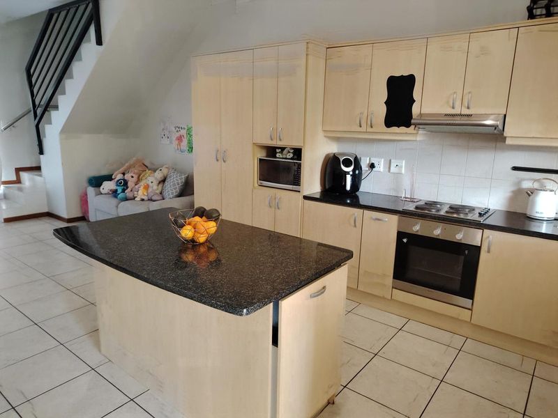 Three-bedroom townhouse in a secure gated complex in Vredenberg Bellville. - Photo 5