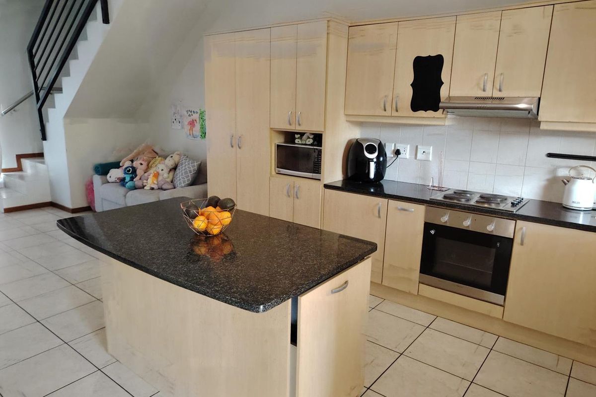 Three-bedroom townhouse in a secure gated complex in Vredenberg Bellville. - Photo 5