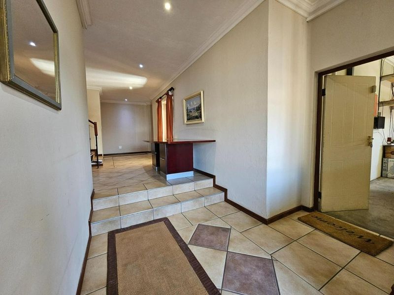 Elegant 5-Bedroom Family Home in Prime Menlo Park Location - Photo 3