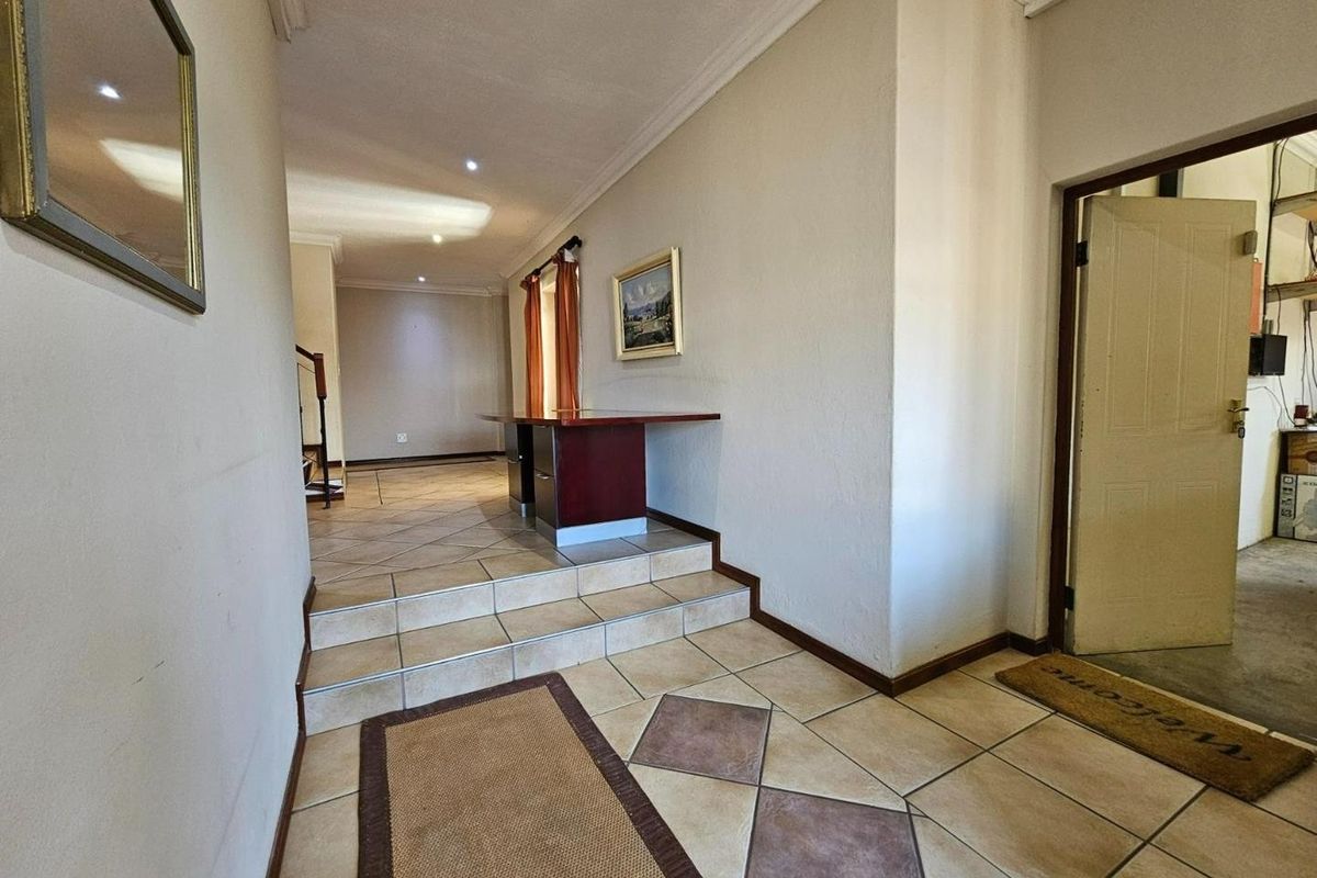 Elegant 5-Bedroom Family Home in Prime Menlo Park Location - Photo 3