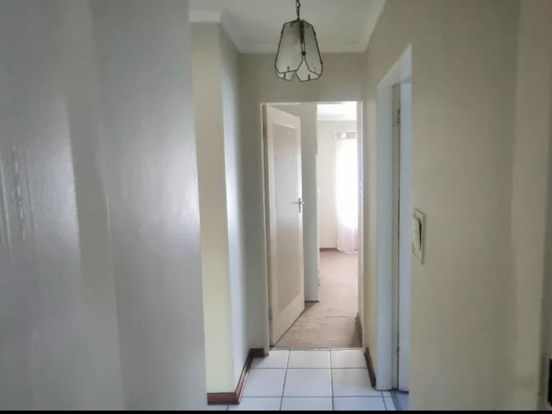 Charming 3-Bedroom Townhouse in Westdene - Photo 5