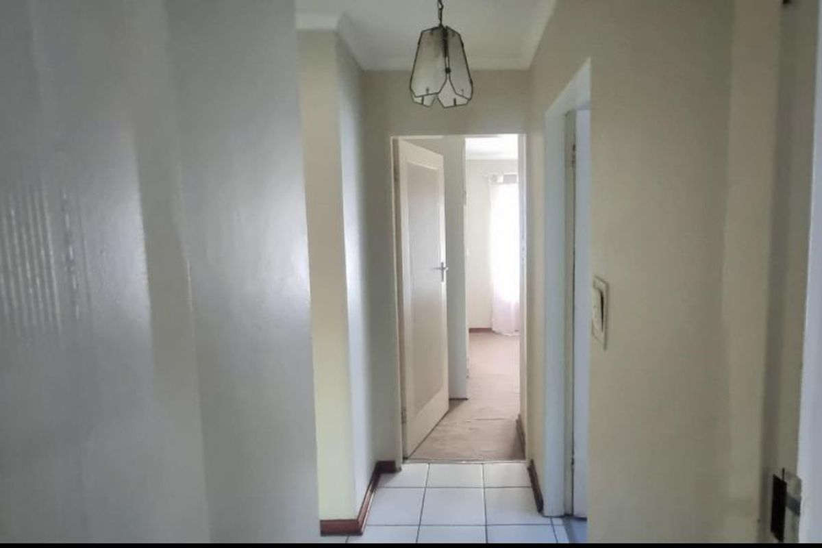 Charming 3-Bedroom Townhouse in Westdene - Photo 5