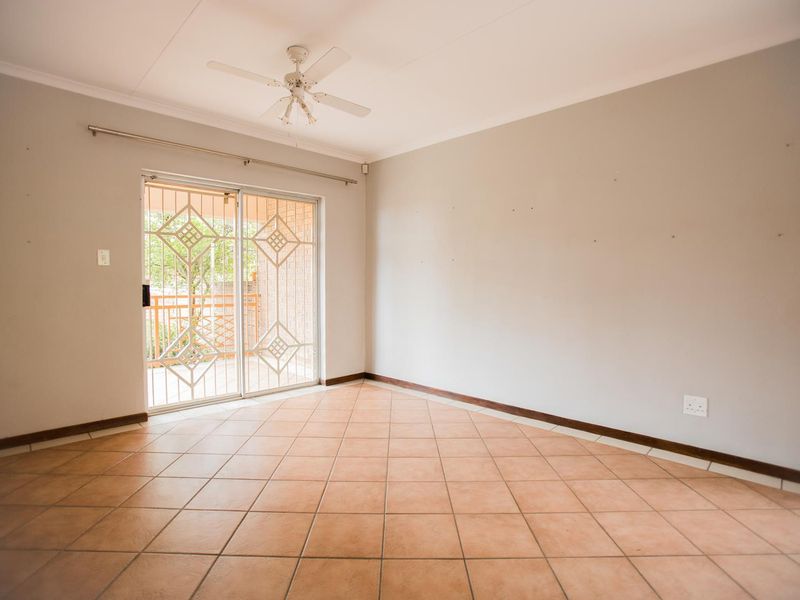 3 Bedroom Simplex with Private garden - Photo 8