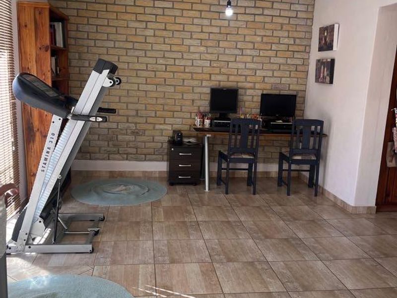 Spacious Family Home with Excellent Features and Prime Location - Photo 9