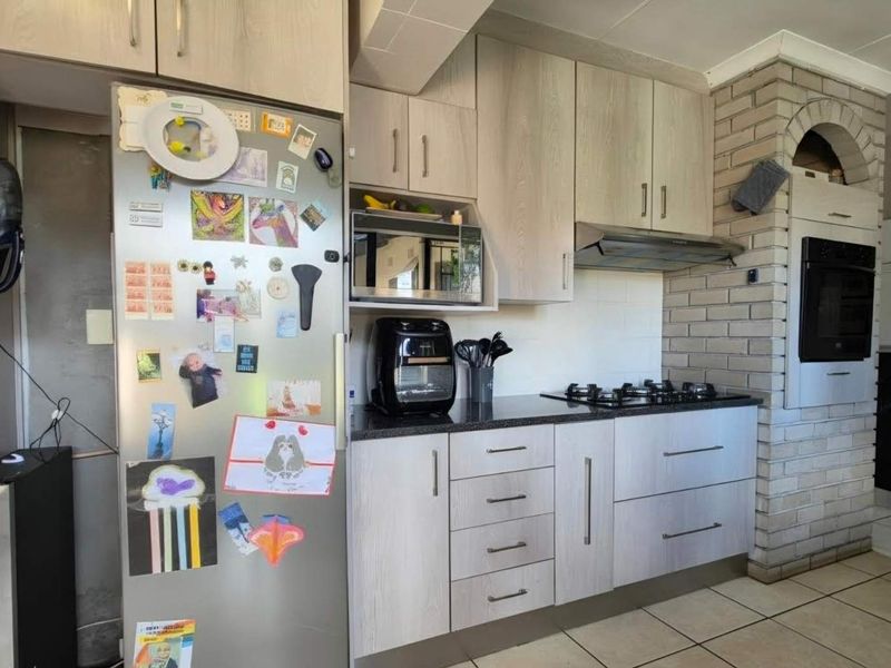 5 Bedroom house for sale in Brackendowns - Photo 10