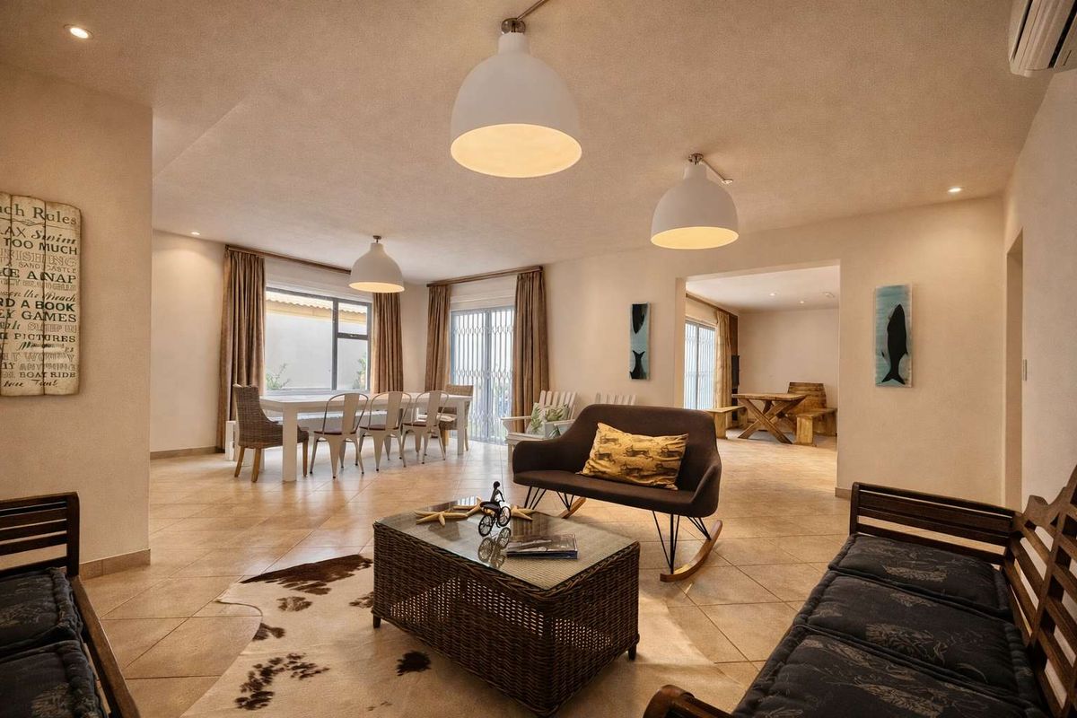 Live Large: Expansive Home with Security & Entertainment - Photo 2