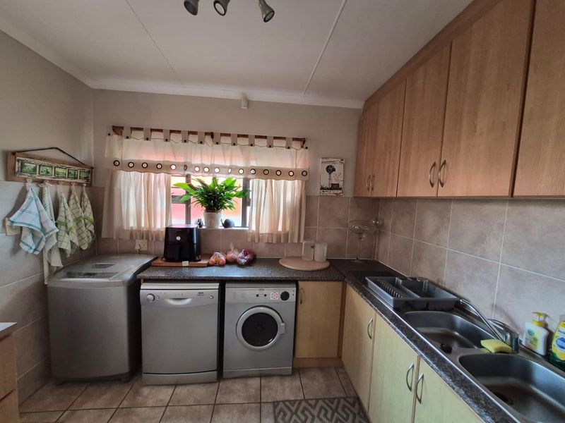 Immaculate and spacious 3-bedroom home, featuring a separate 1-bedroom flatlet for sale in Fraaiuitsig. - Photo 9