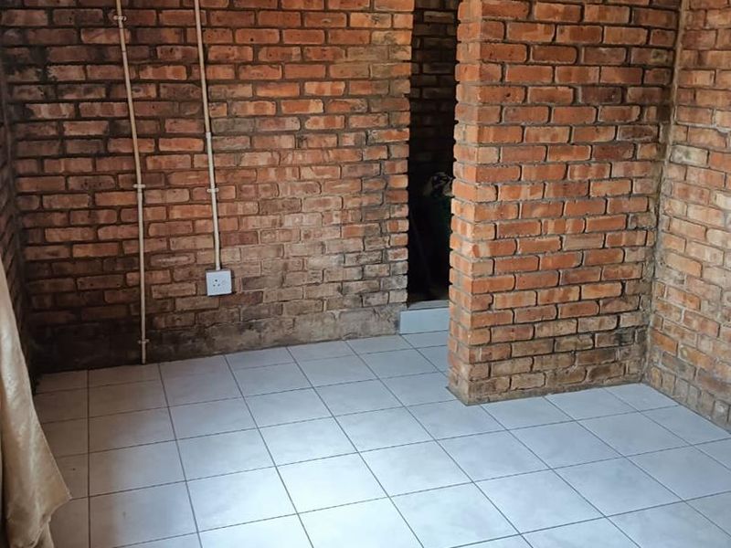 Live & Earn: 4-Bed Home + 9 Rented Units in Mahube Valley! - Photo 3