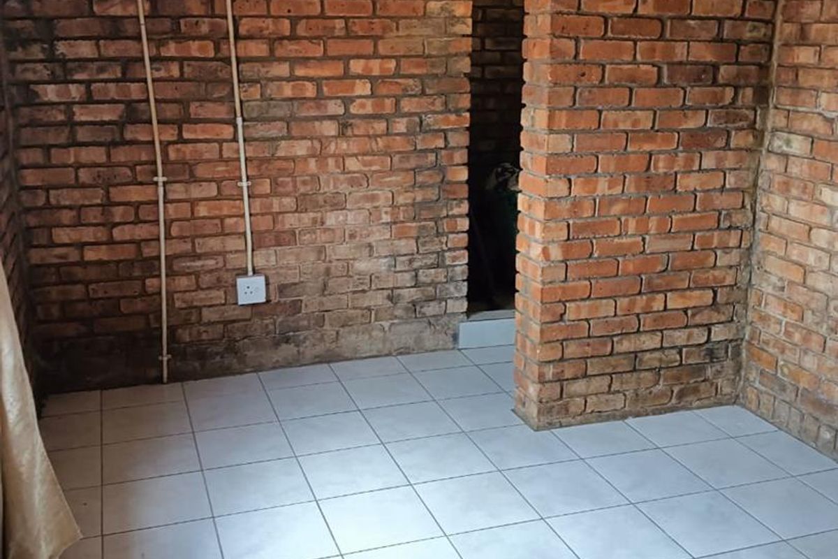 Live & Earn: 4-Bed Home + 9 Rented Units in Mahube Valley! - Photo 3