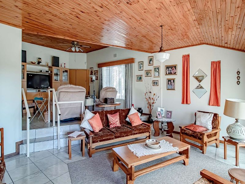 Well, cared for family home. - Photo 3