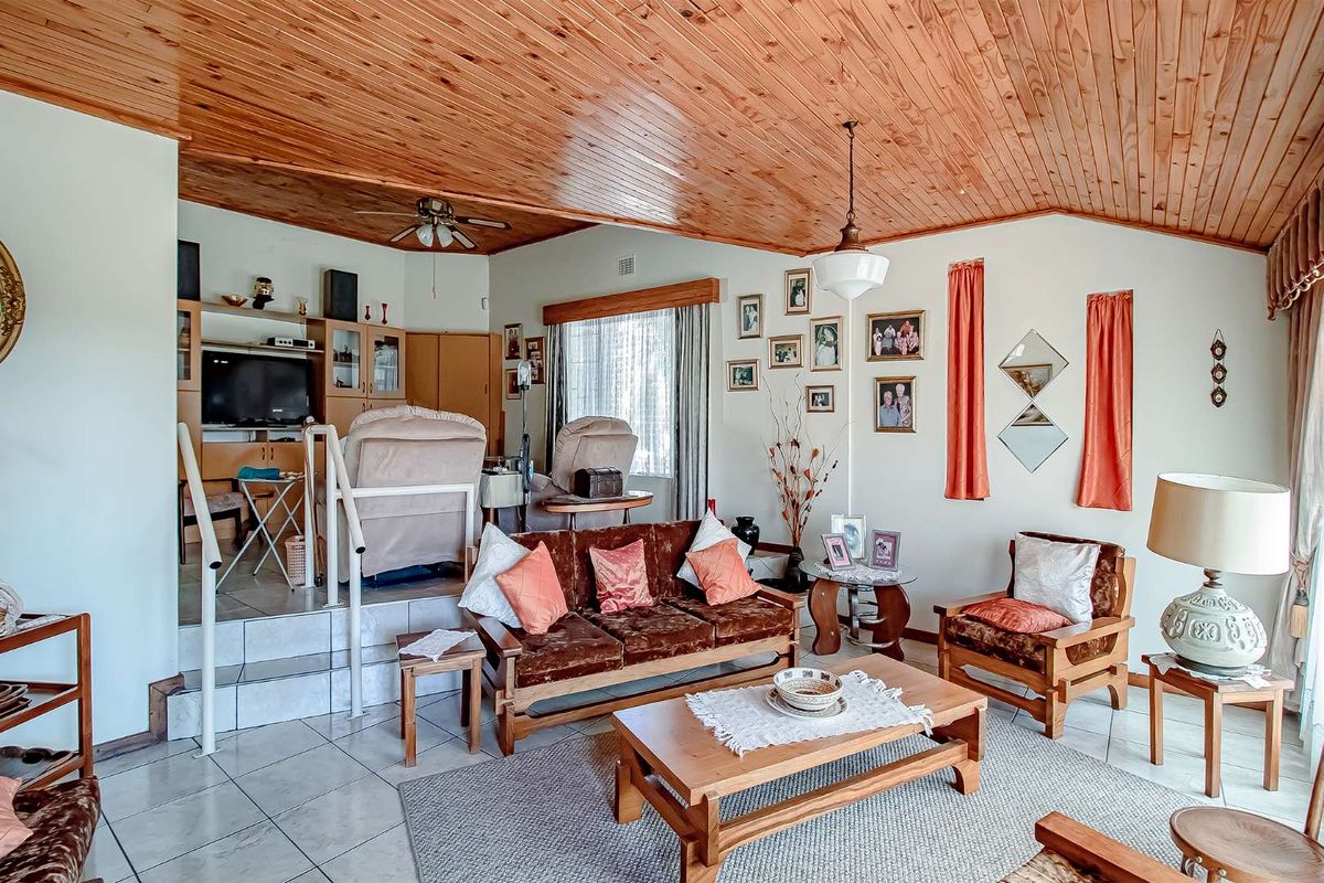 Well, cared for family home. - Photo 3