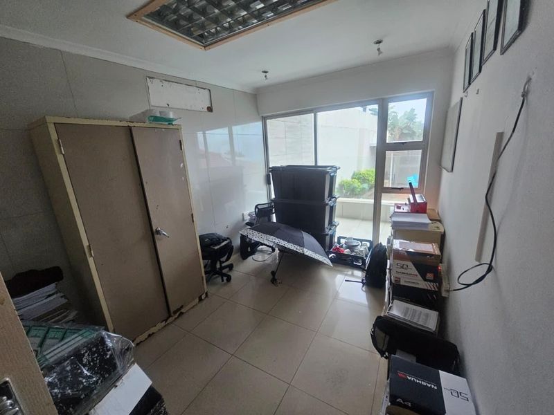 Marine Drive Home Plus Modern Office - Photo 9