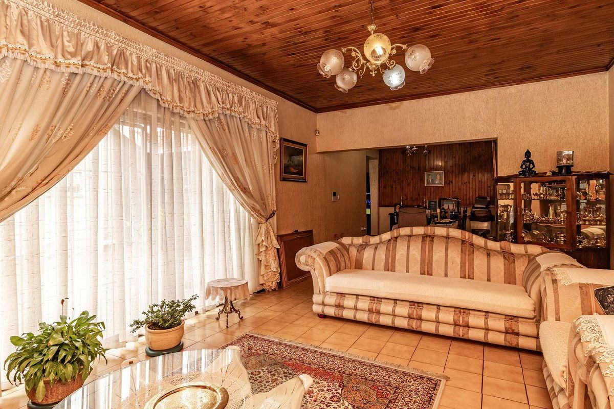 Spacious 5-Bedroom Home in Rynsoord - Photo 2
