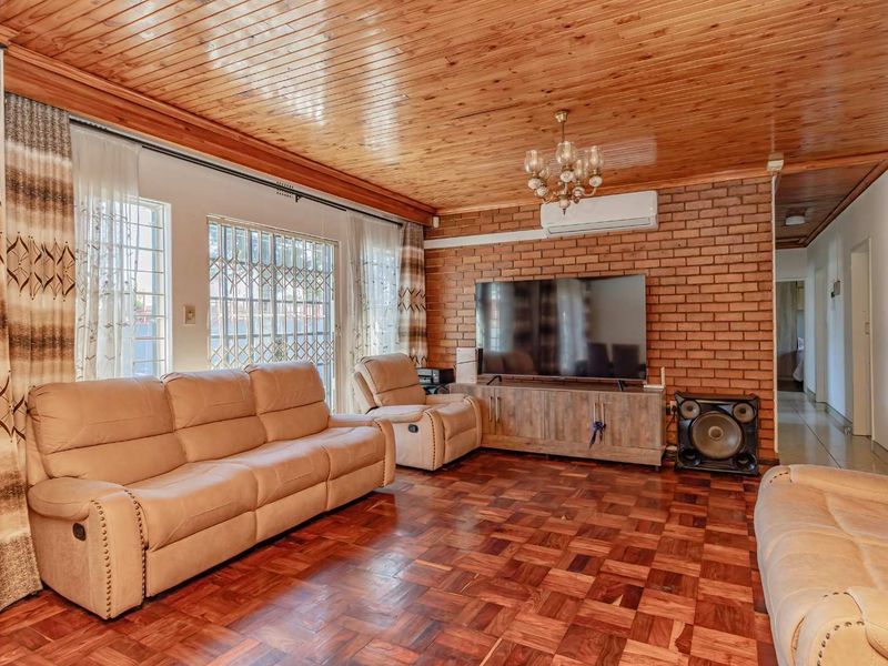 Gorgeous 5 Bedroom home - Photo 4