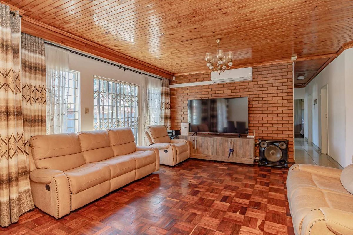 Gorgeous 5 Bedroom home - Photo 3