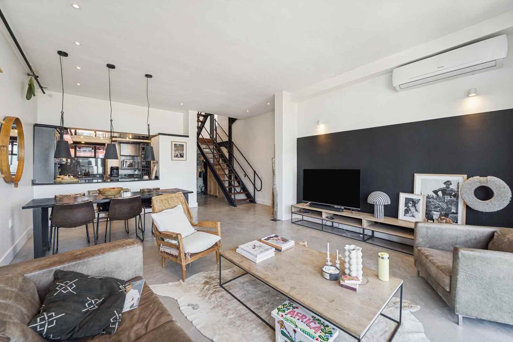 Living room
