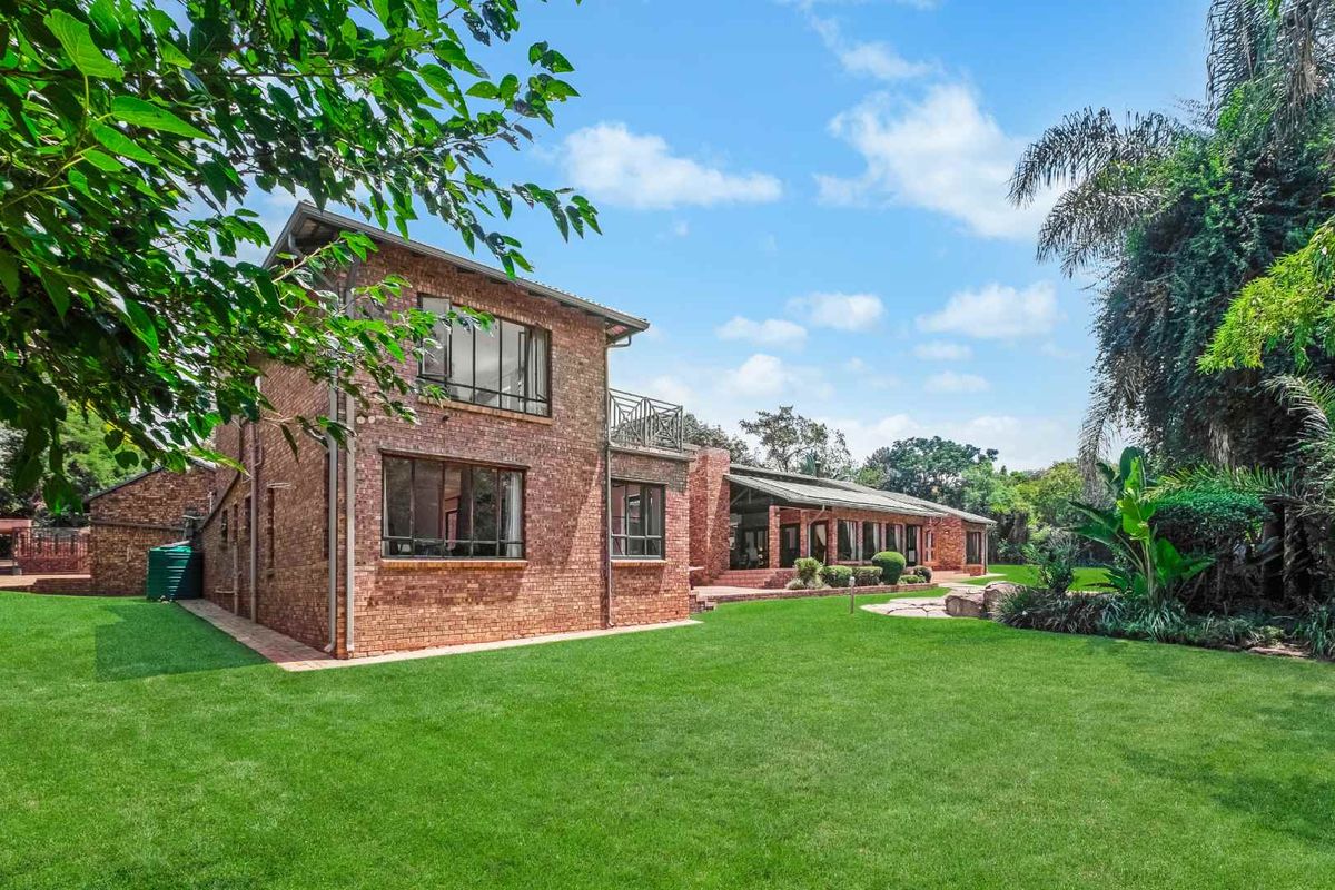 6 Bedroom Family Home For Sale In Bryanston - Photo 2