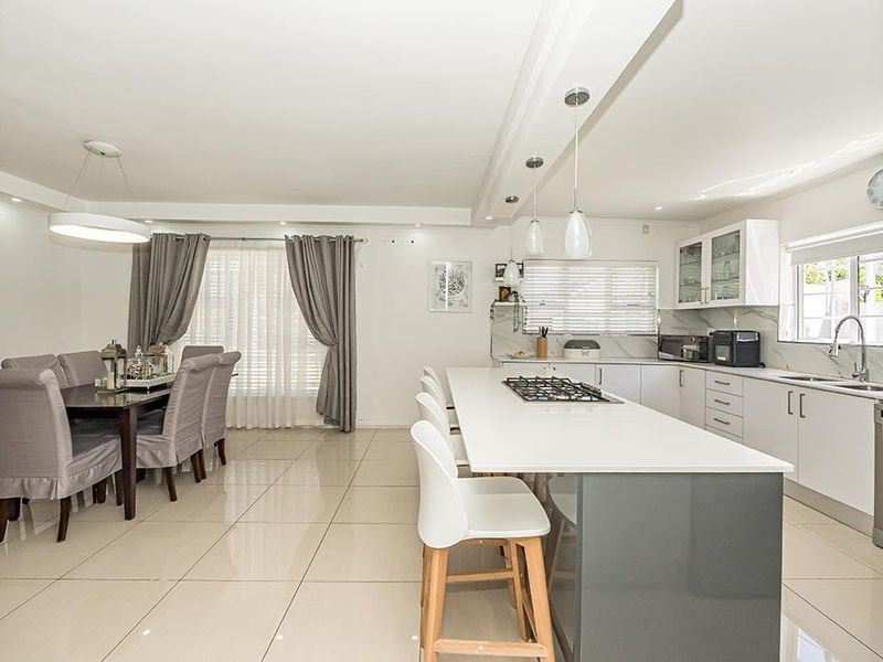 Dream Family Home with Spacious Interiors and Lush Garden - Photo 10