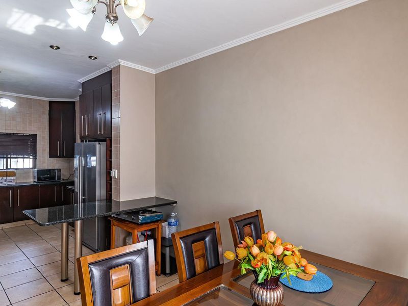 Stunning House In Rooihuiskraal Ext 22 - Photo 9