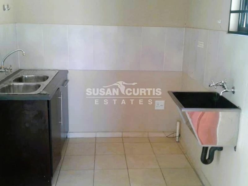 Modern one level family home - Photo 6