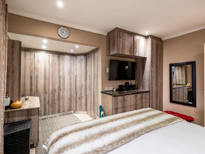 Modern pet friendly simplex - Photo 8