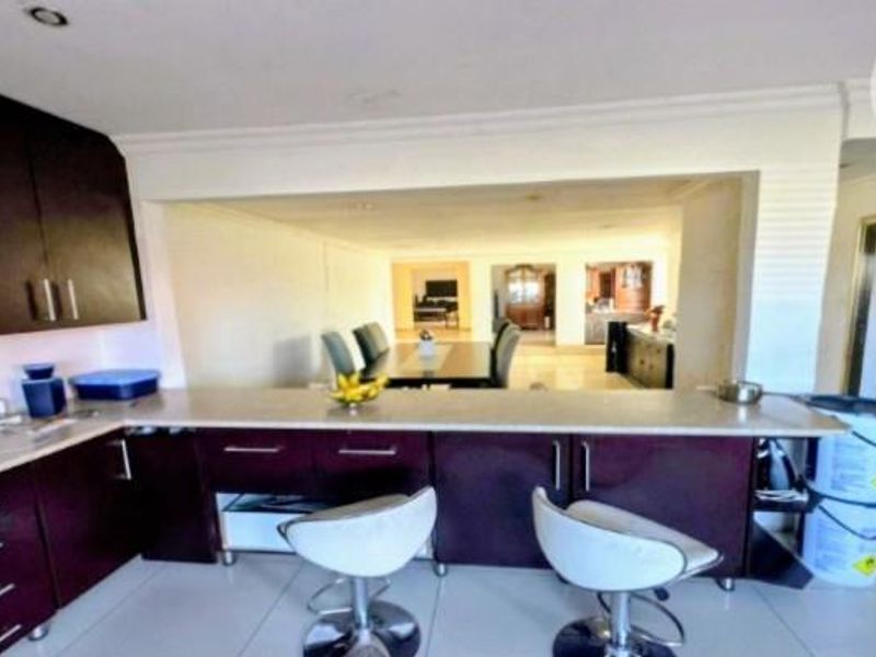 • Perfect Family Home: 3 Bedrooms | 2 Bathrooms | 2 Garages - Photo 2