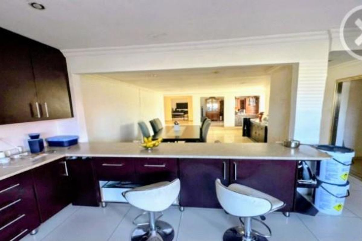 • Perfect Family Home: 3 Bedrooms | 2 Bathrooms | 2 Garages - Photo 2
