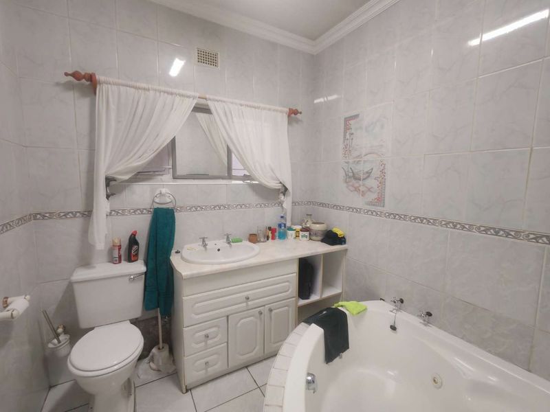 GOLDEN OLDIE - CLOSE TO SCHOOLS AND SHOPPING CENTRES - Photo 9