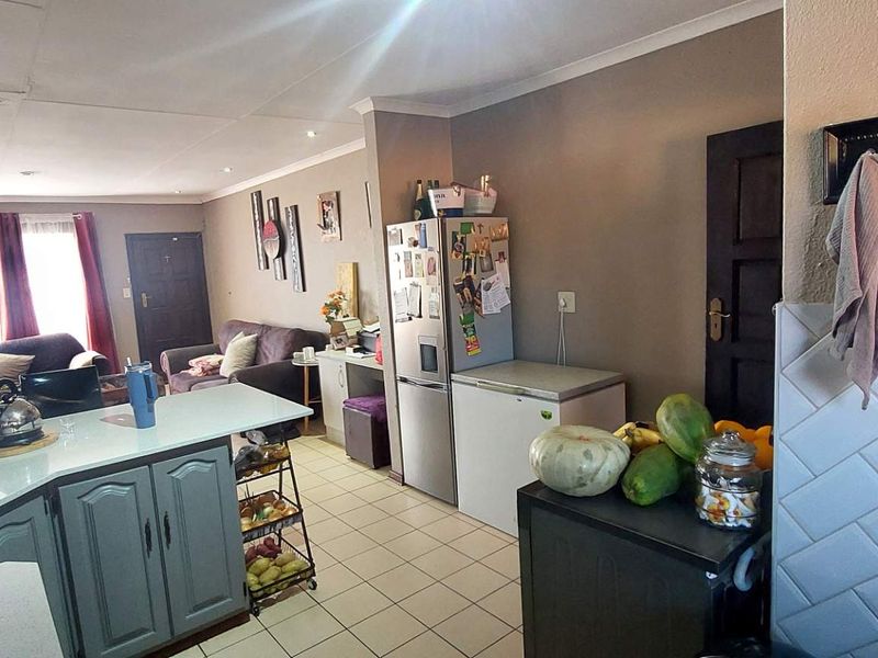 Modern Pet-Friendly 2-Bedroom Townhouse for sale - Photo 6