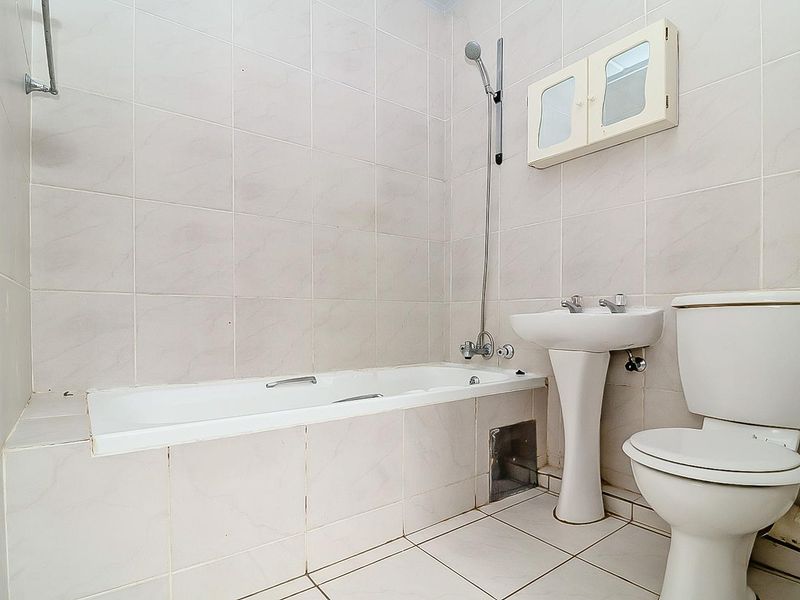 Ideal First Time Buy - Secure Lock-Up and Go Garden Unit. - Photo 8