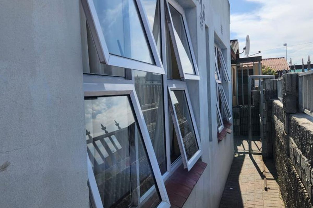 Charming 3-Bedroom Home for Sale in B Section, Khayelitsha - Photo 3